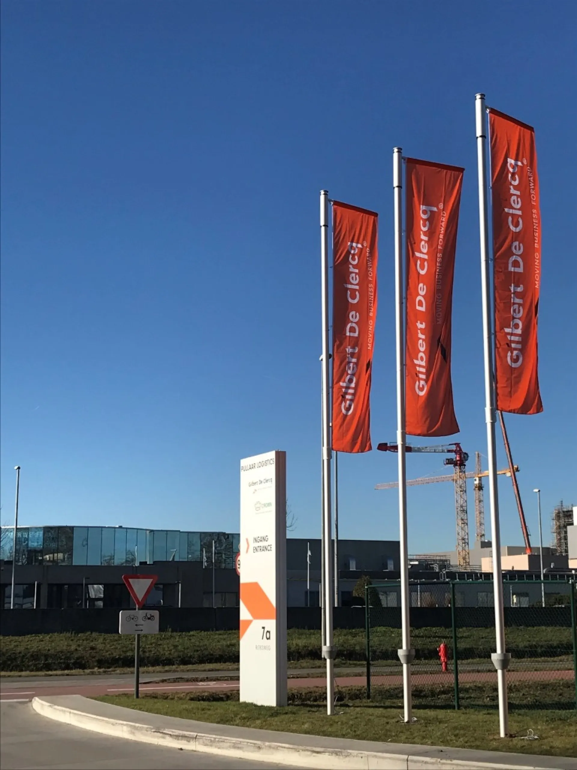 Totem et drapeaux publicitaires