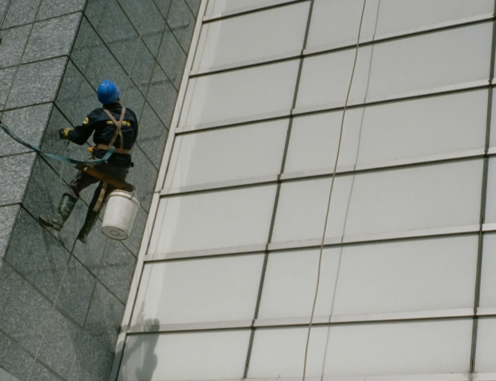 Nettoyage façade hauteur : équipement cordiste