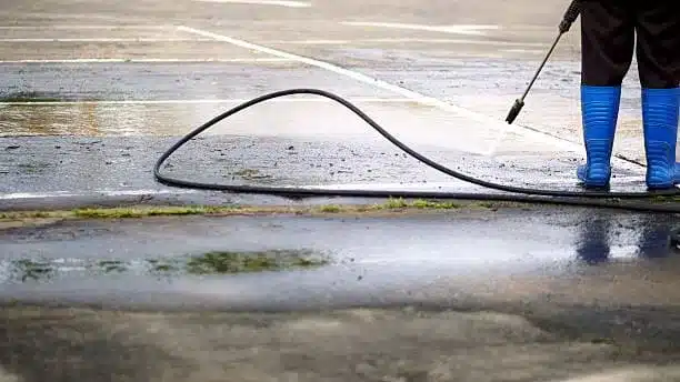 Nettoyeur à haute-pression et produits décapants parking