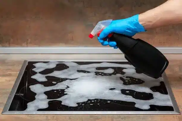 Produit nettoyant et détartrant