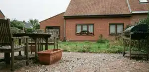Terrasse souillée de fientes de pigeons