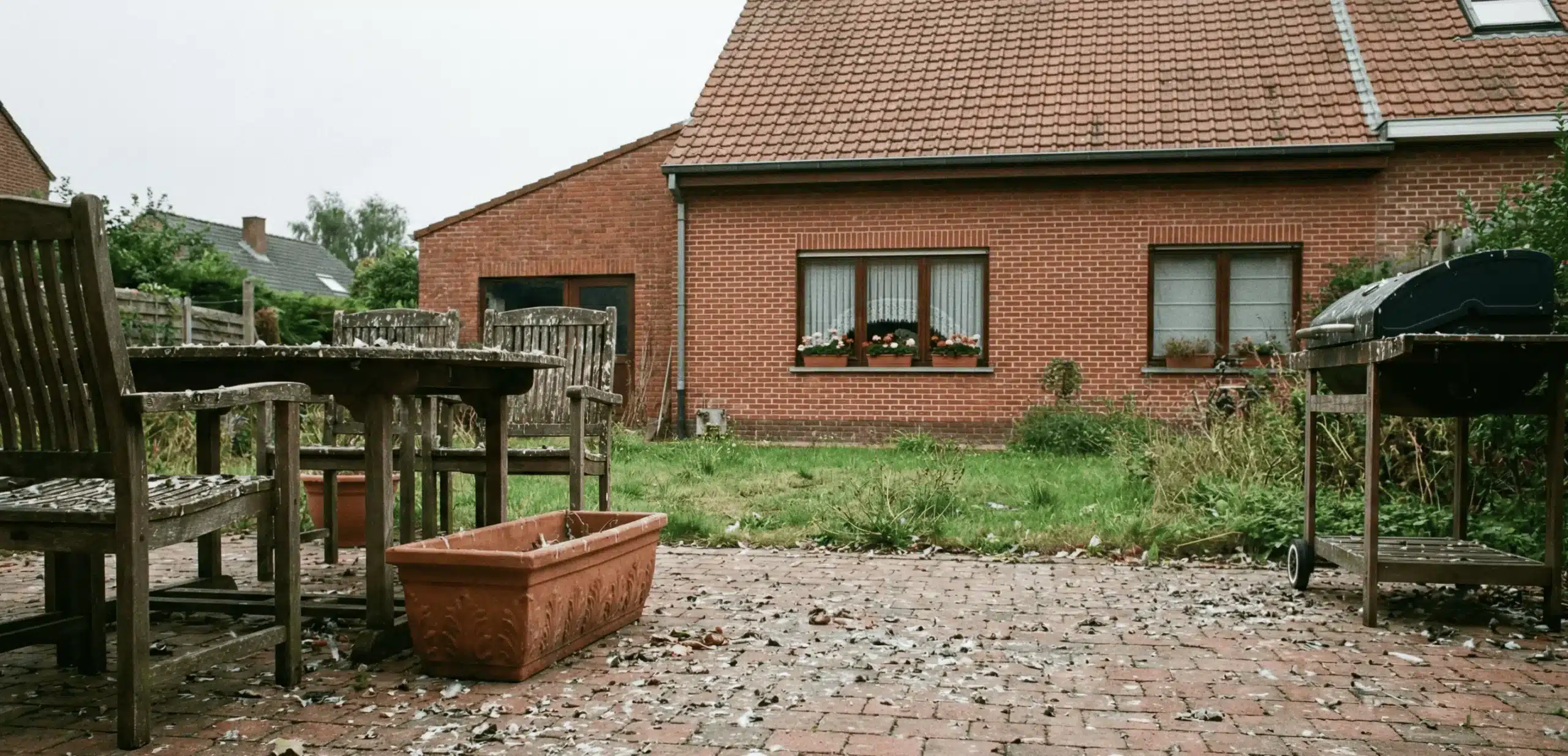 Terrasse souillée de fientes de pigeons