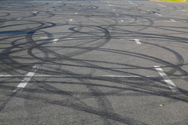 Nettoyage traces sols parking